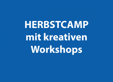 Blauer Hintergrund mit weißen Text: Herbstcamp mit kreativen Workshops